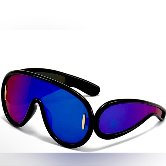 OVERSIZED BADDIE SUNGLASSES IN MIRRORED BLUE